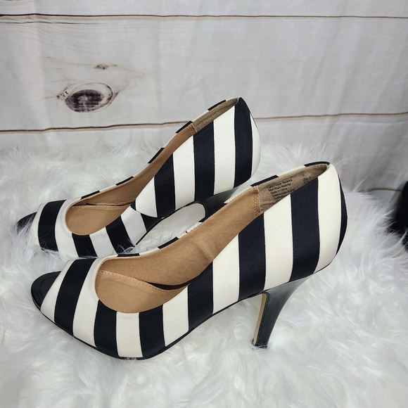 Black and White Striped Peekaboo Toe Pumps - Picture 2 of 6